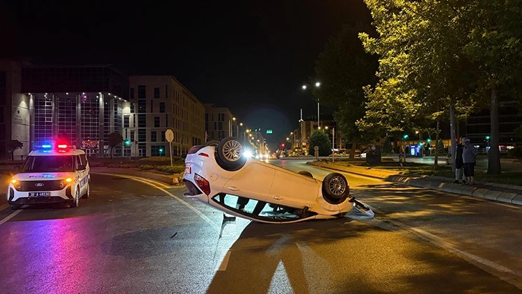 Kayseri'de takla atan otomobilin sürücüsü aracı bırakıp kaçtı