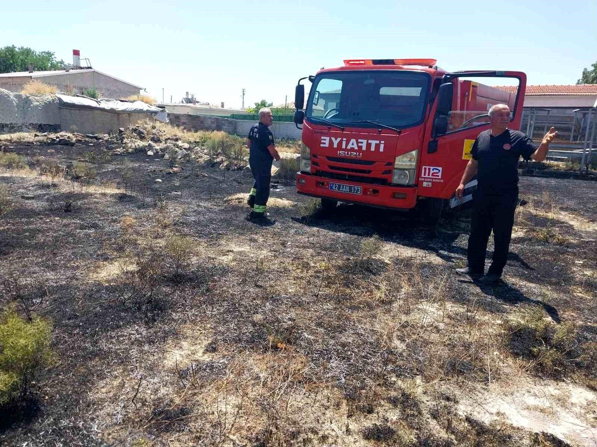 Karapınar'da ot yangını paniğe neden oldu