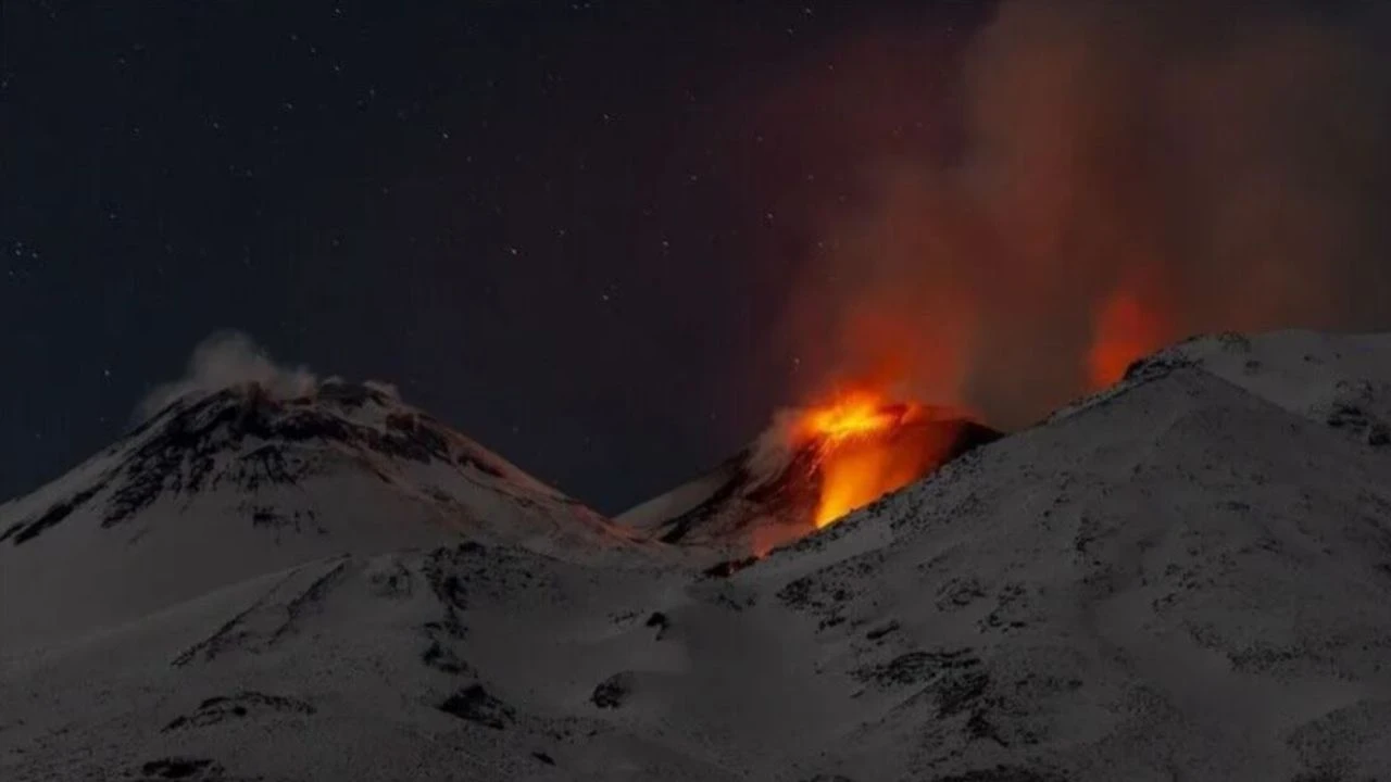 Etna Yanardağı yeniden kül püskürtmeye başladı