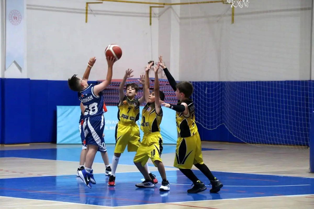 Minik basketbolcular kupalarına kavuştu