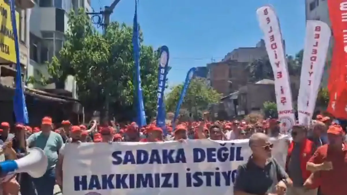 İzmir'de CHP'li Büyükşehir Belediyesi işçileri iş bıraktı: 'Sadaka değil hakkımızı istiyoruz'