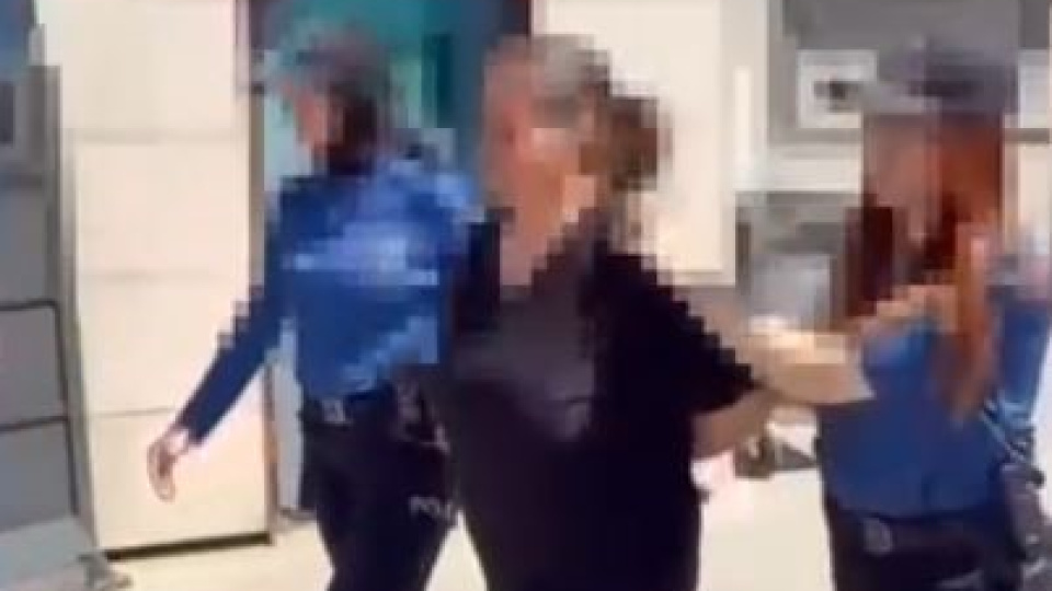 Güvenlik kamerasına yansıyan görüntüler sonrası şüpheli polis tarafından gözaltına alındı