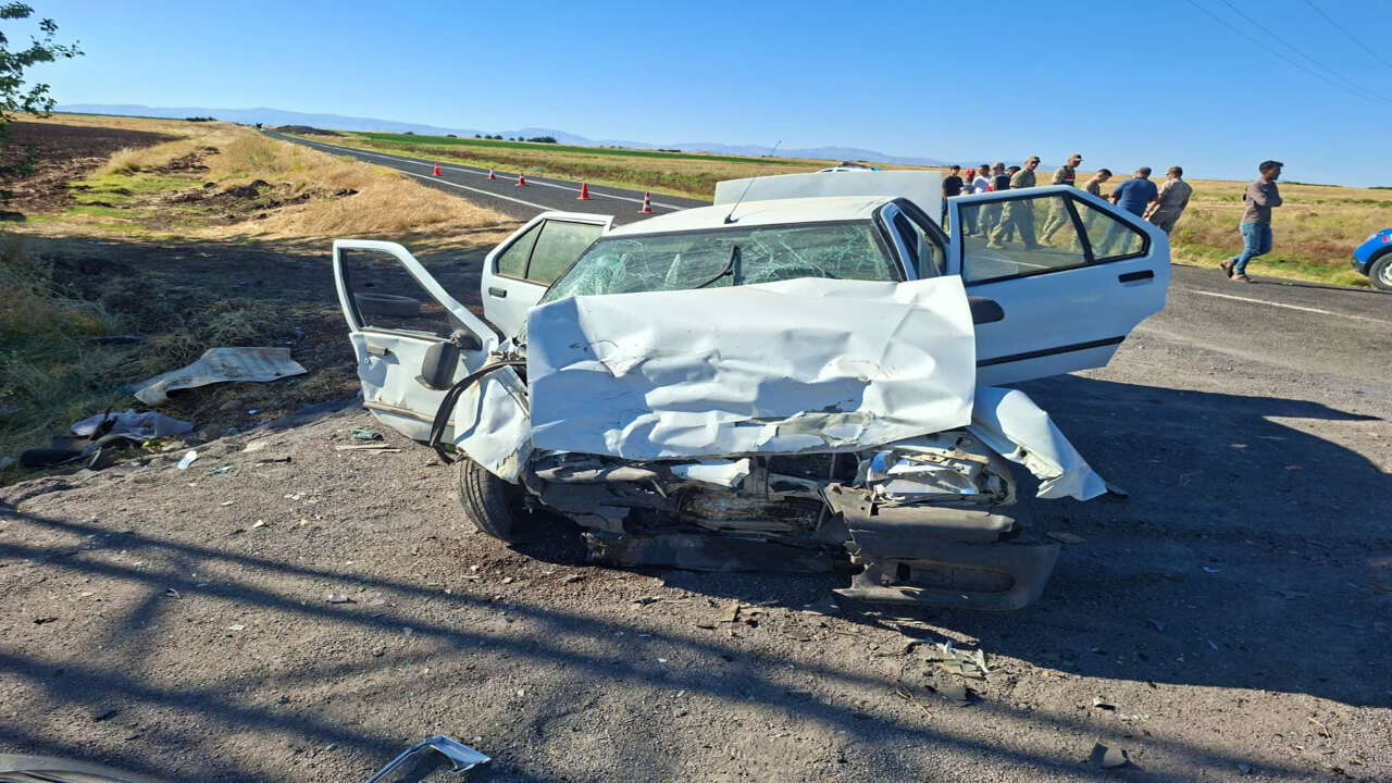 Şanlıurfa'da otomobil ile hafif ticari araç çarpıştı: 6 yaralı
