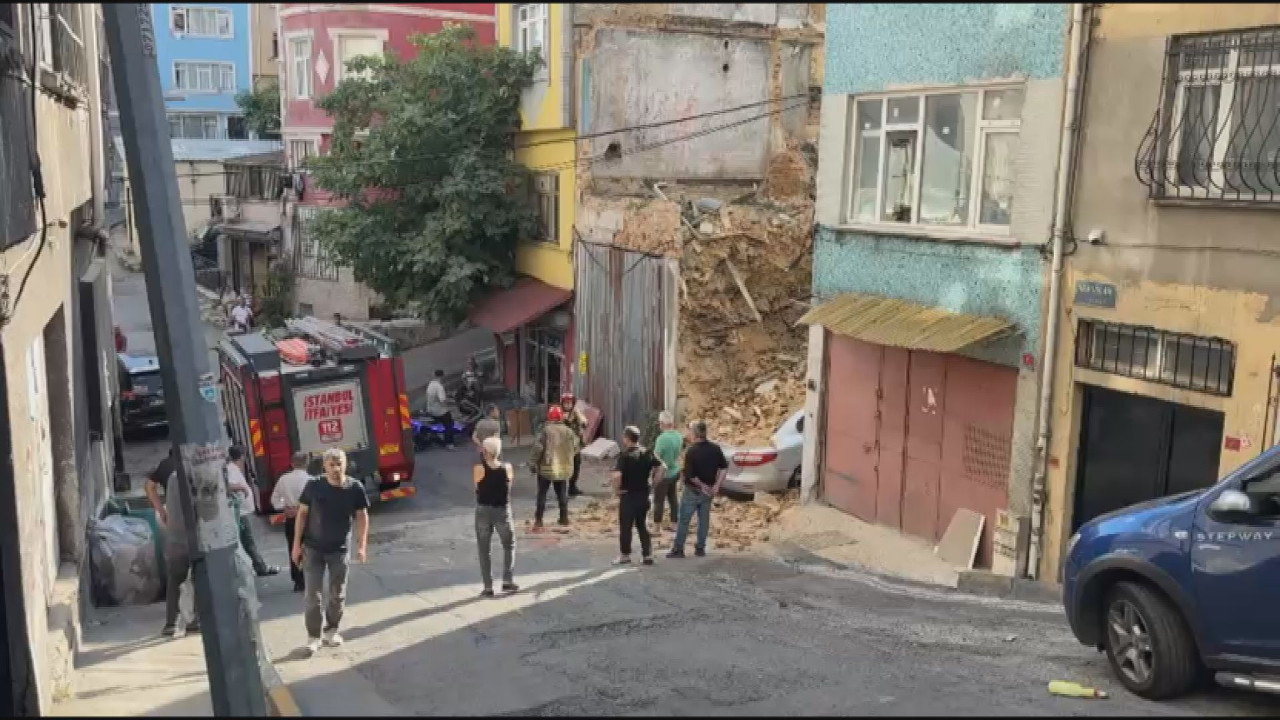 İstanbul'da bina çöktü! Bir araç moloz yığınları altında
