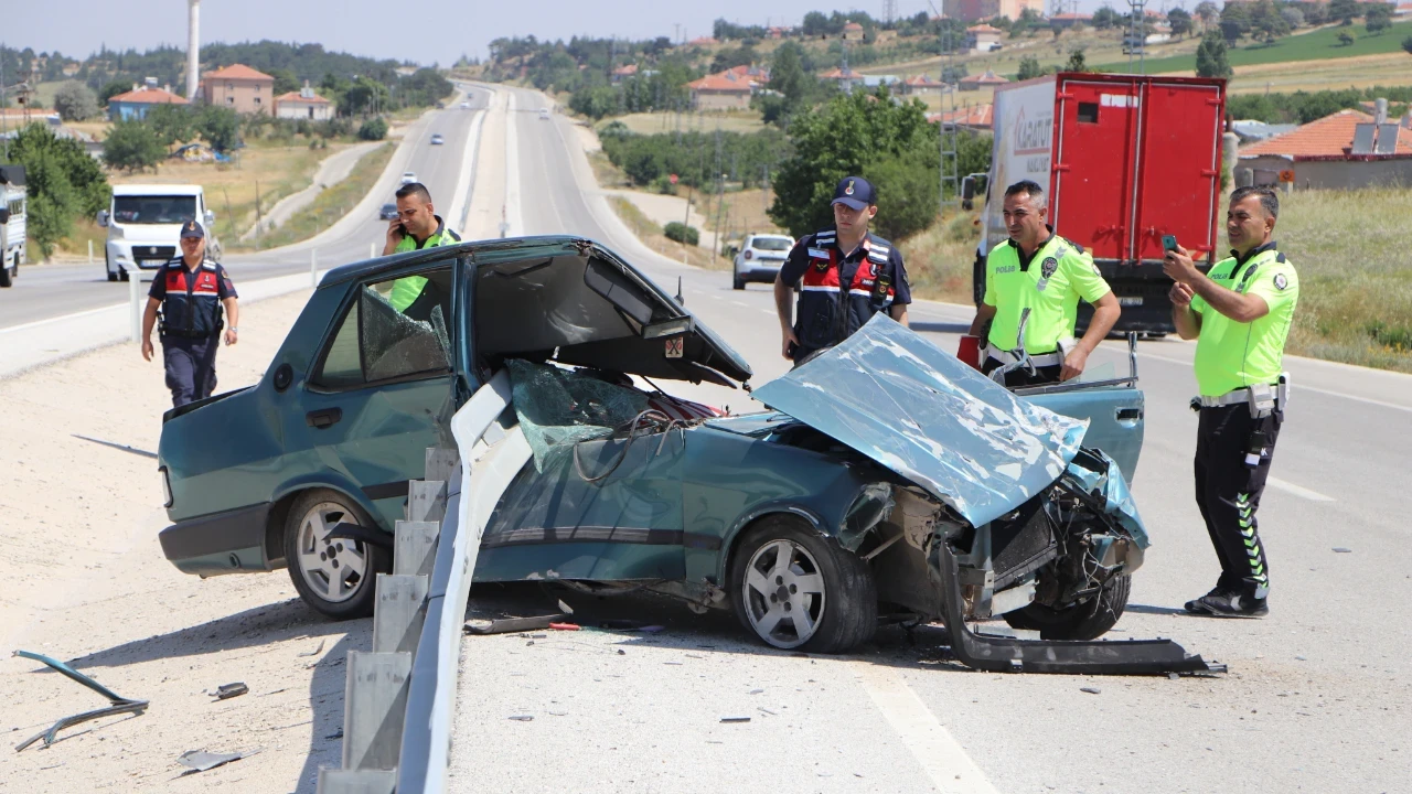 İkiye bölünen araçtan sağ çıktı
