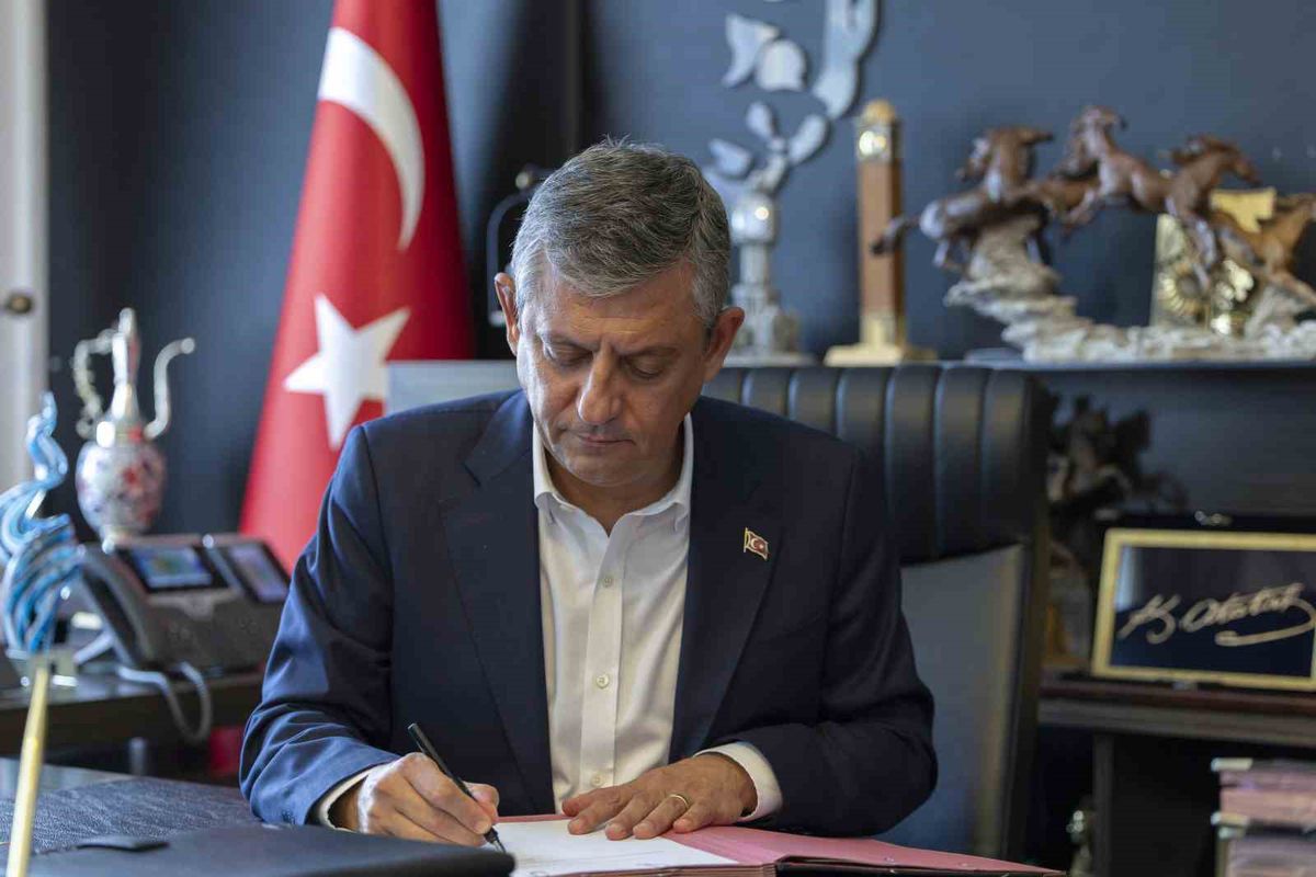 Özgür Özel, YENİ Parti’nin kuruluş evraklarını imzalayarak Cumhuriyet Halk Partisi’nden istifa etti. Özel ile birlikte t..