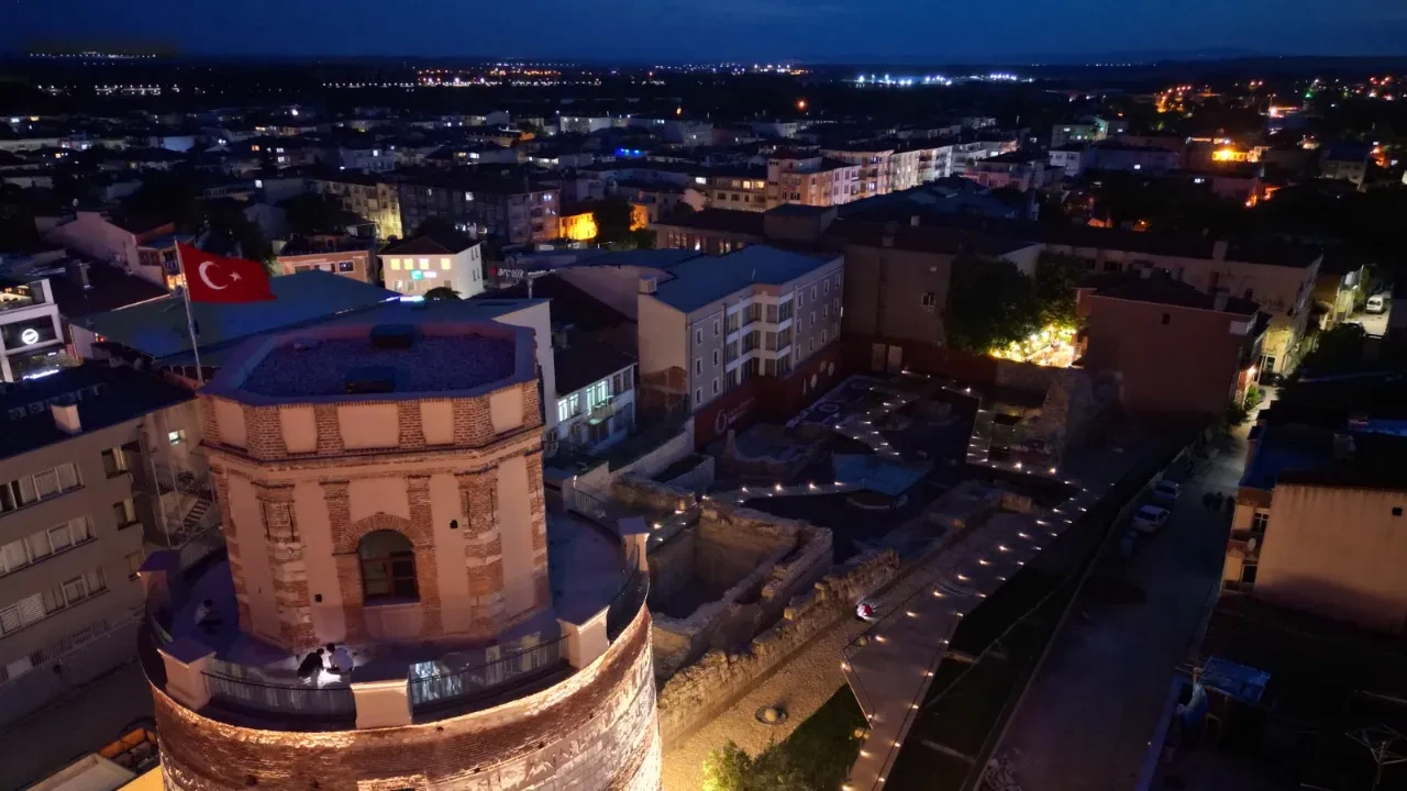 Bakan Ersoy paylaştı! Edirne'nin tarihi saat kulesi yeniden ziyarete açıldı