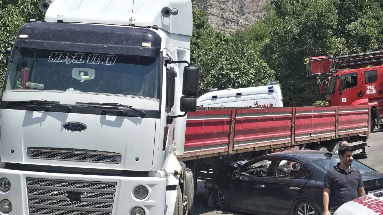 Hakkari'de otomobil tıra çarptı: 1 yaralı