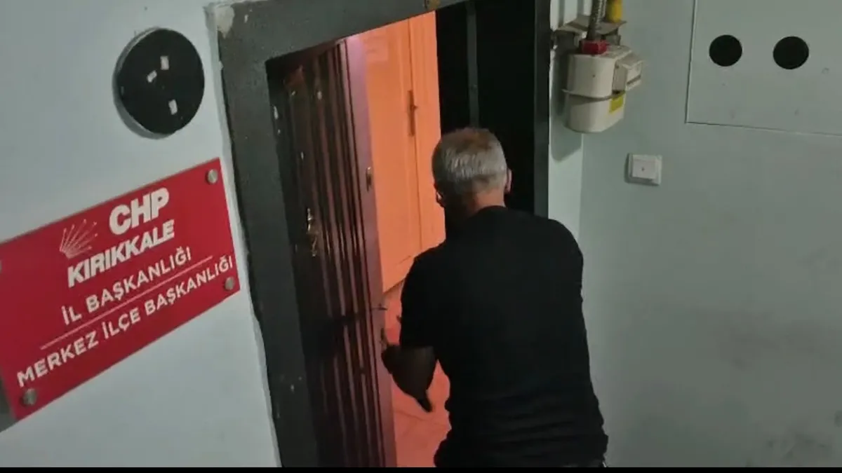 CHP’de anahtar krizi! Yeni başkan parti binasına çilingirle girdi