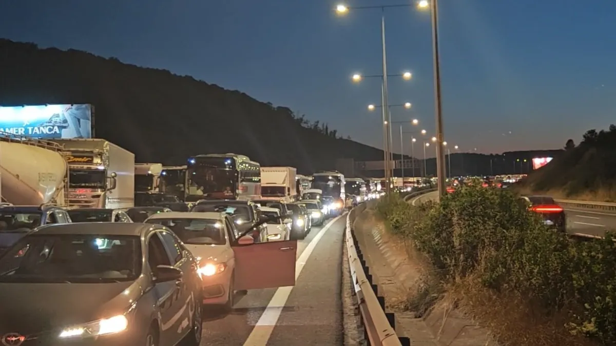 Kuzey Marmara’da tehlikeli kaza! Tabela otoyola devrildi