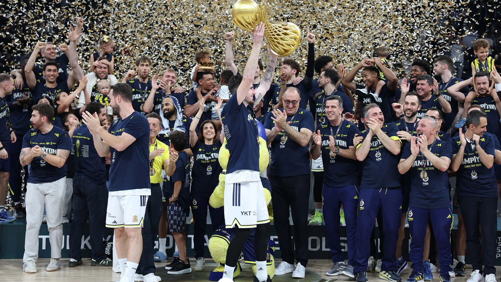 Nando de Colo, efsanevi kariyerini kupayla sonlandırdı