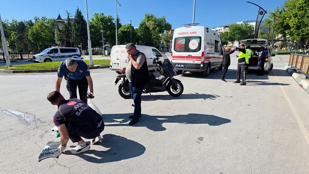 Kütahya'da motosiklet ile elektrikli bisiklet çarpıştı: 1 yaralı