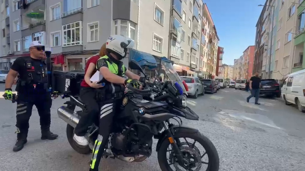 Kimliğini evde unutan öğrenciyi polis sınava yetiştirdi