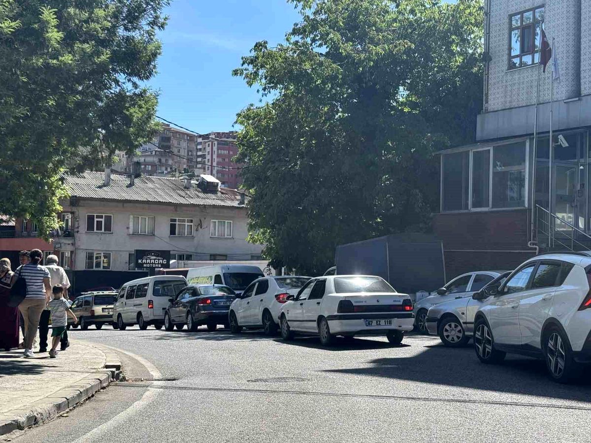 Metrelerce araç kuyruğu oluştu