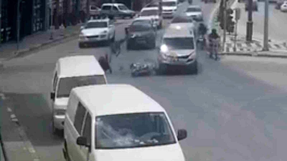 Motosikletteki 2 kişinin ölümden döndüğü kaza kamerada