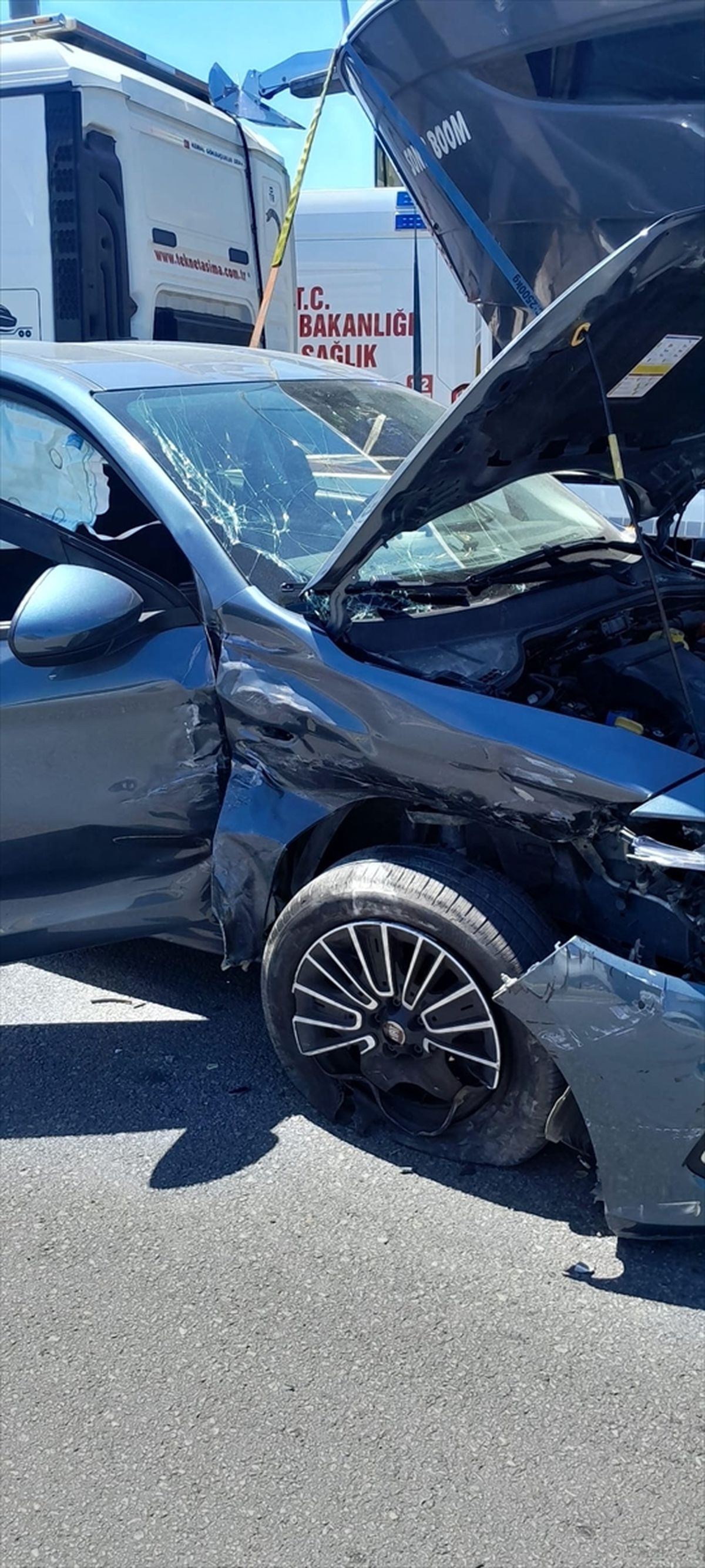Edremit'te 2 otomobilin çarpıştığı kazada 4 kişi yaralandı