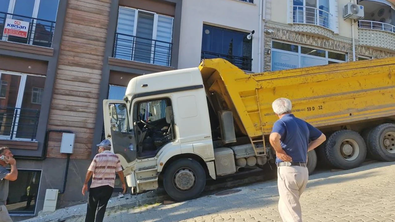 Facianın eşiğinden dönüldü: Freni boşalan kamyon eve çarptı