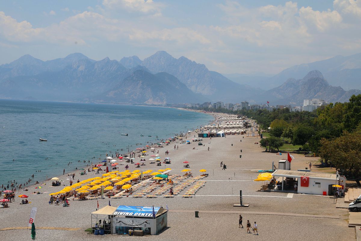 Antalya'da Sıcak Hava ve Yüksek Nem: Hissedilen Sıcaklık 47 Dereceye Ulaştı