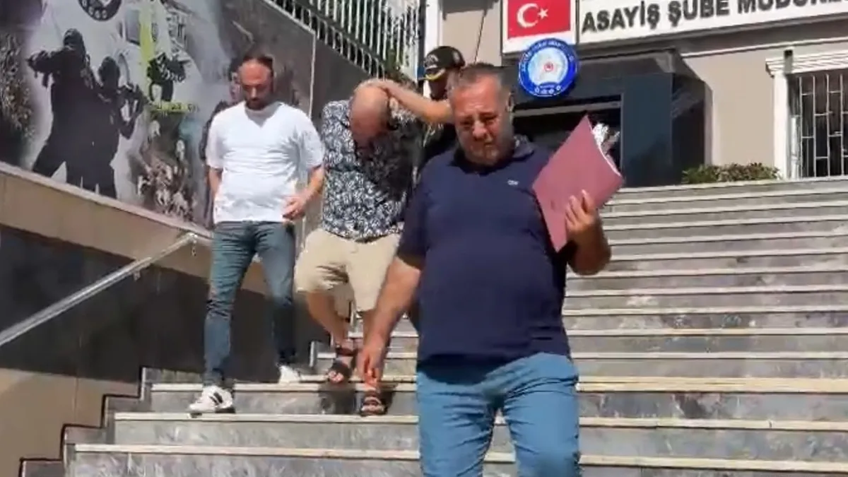 Park halindeki araçtan hırsızlık yapan adam yakalandı