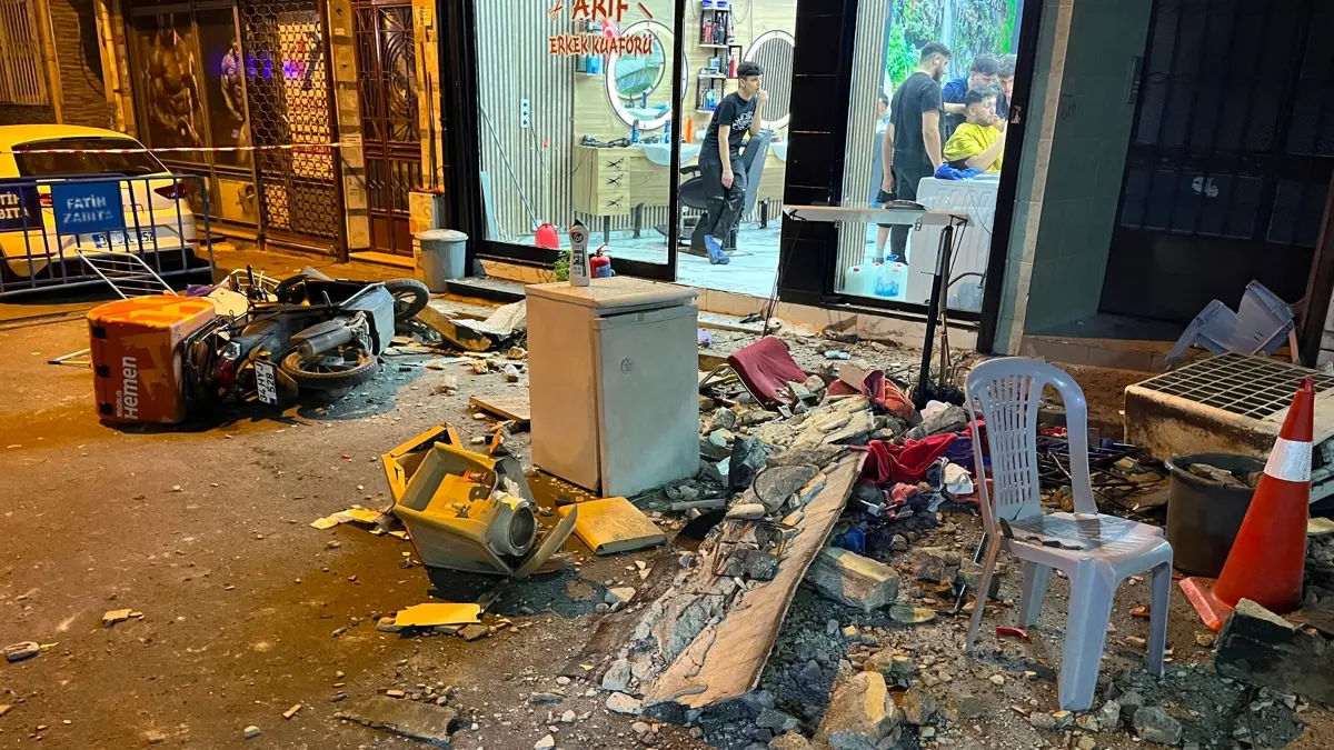 Fatih'te çatı çöktü, vatandaşlar son anda kurtuldu