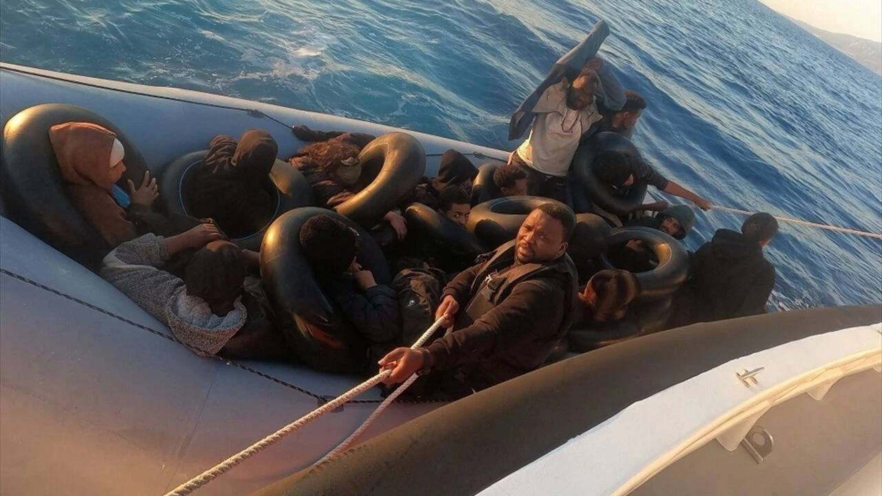 21 düzensiz göçmen boğulmaktan kurtarıldı