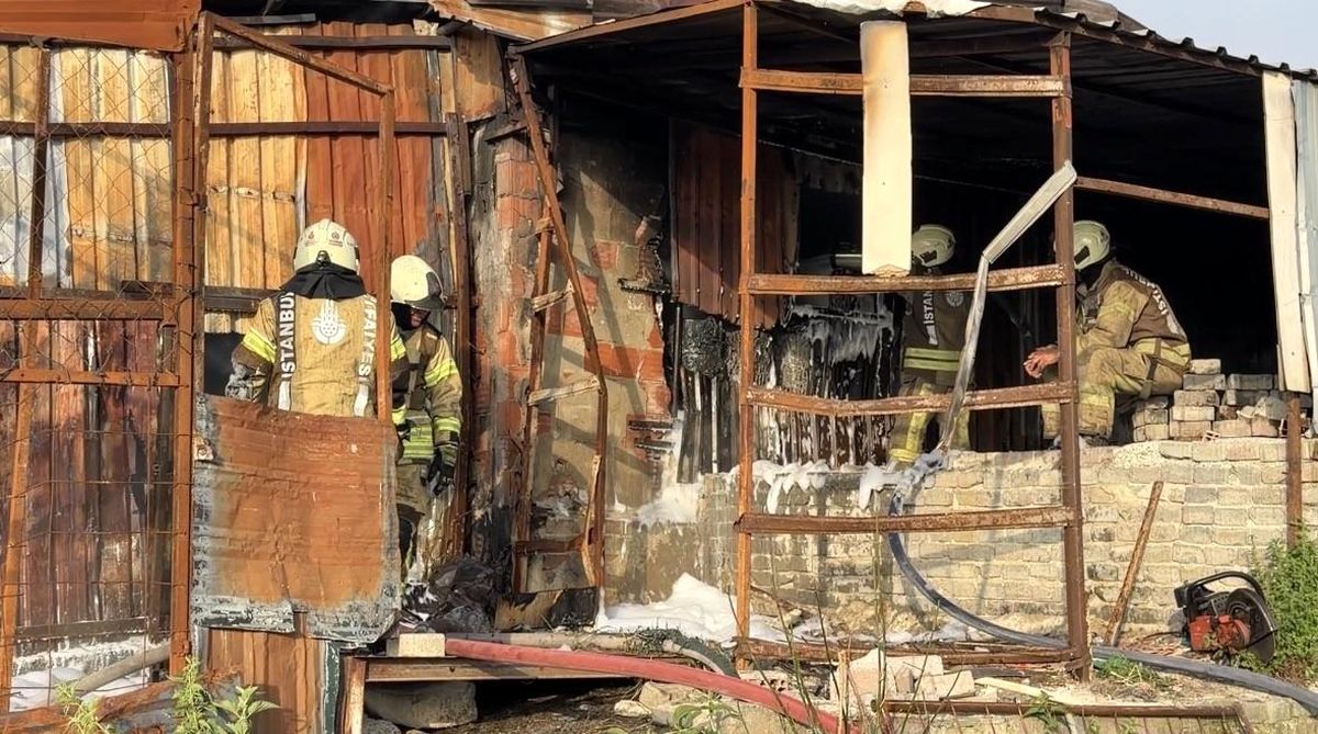 Sultangazi'de plastik eşya deposu alevlere teslim oldu