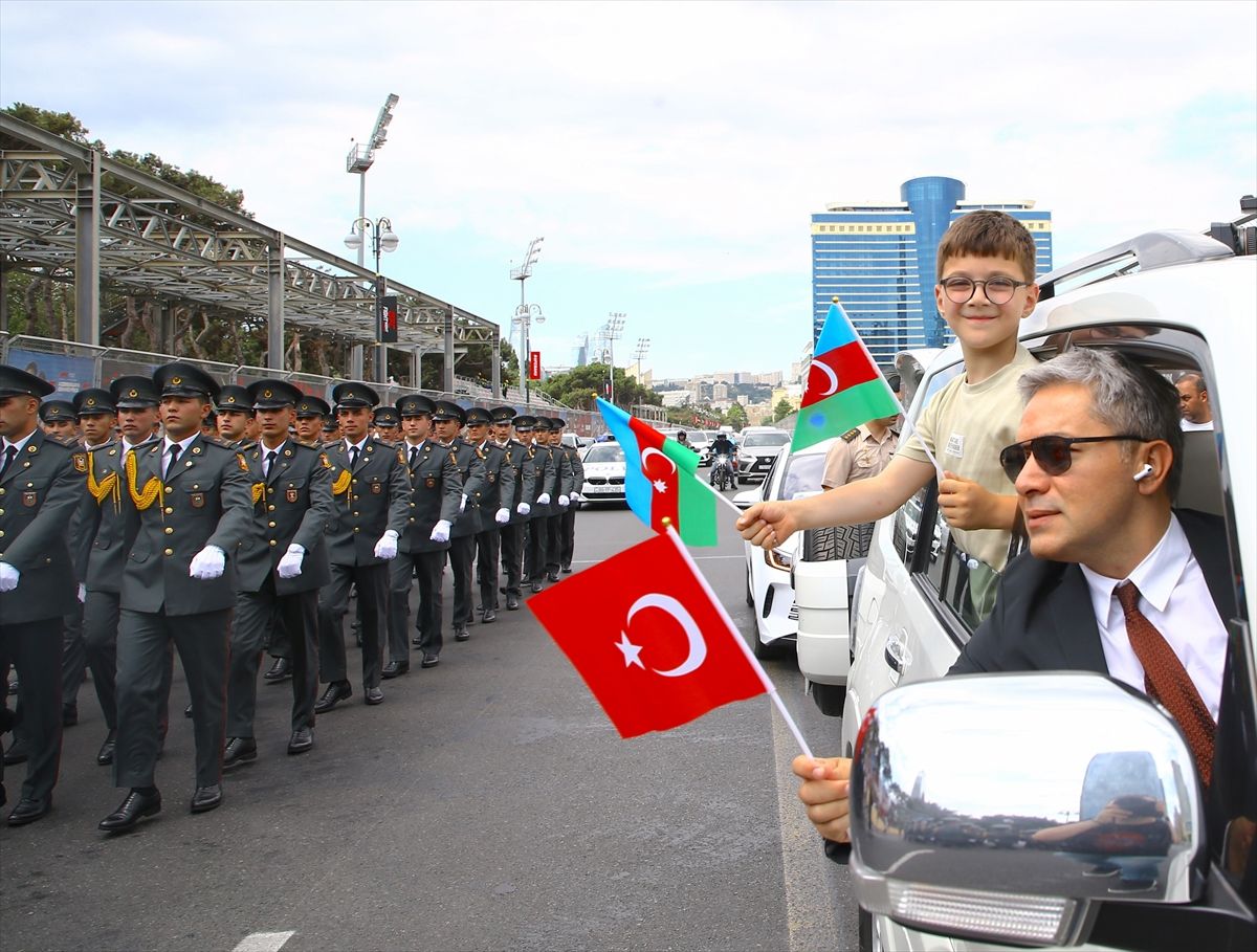 Azerbaycan'da Silahlı Kuvvetler Günü geçit törenleriyle kutlandı