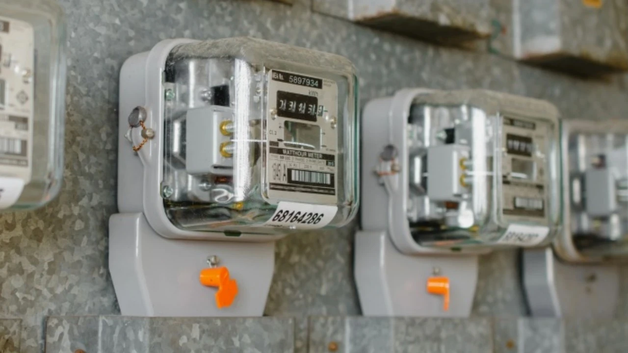 Kaçak yapılara elektrik ve su bağlayanlara ceza yolda: Abone başına 100 bin lira...