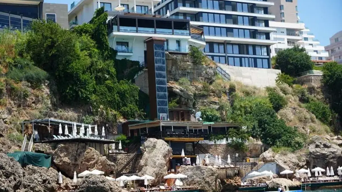 "Antalya falezlerinde ticari istila"