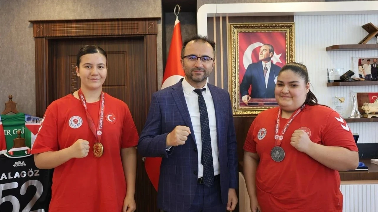Iğdırlı boksörlerden büyük gurur: Türkiye şampiyonluğu ve ikinciliği Iğdır’a geldi