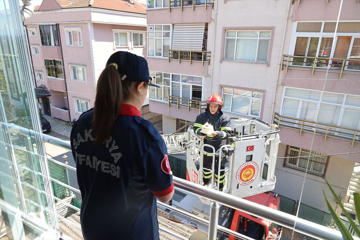 Down sendromlu gencin doğum günü pastası itfaiye merdiveniyle geldi