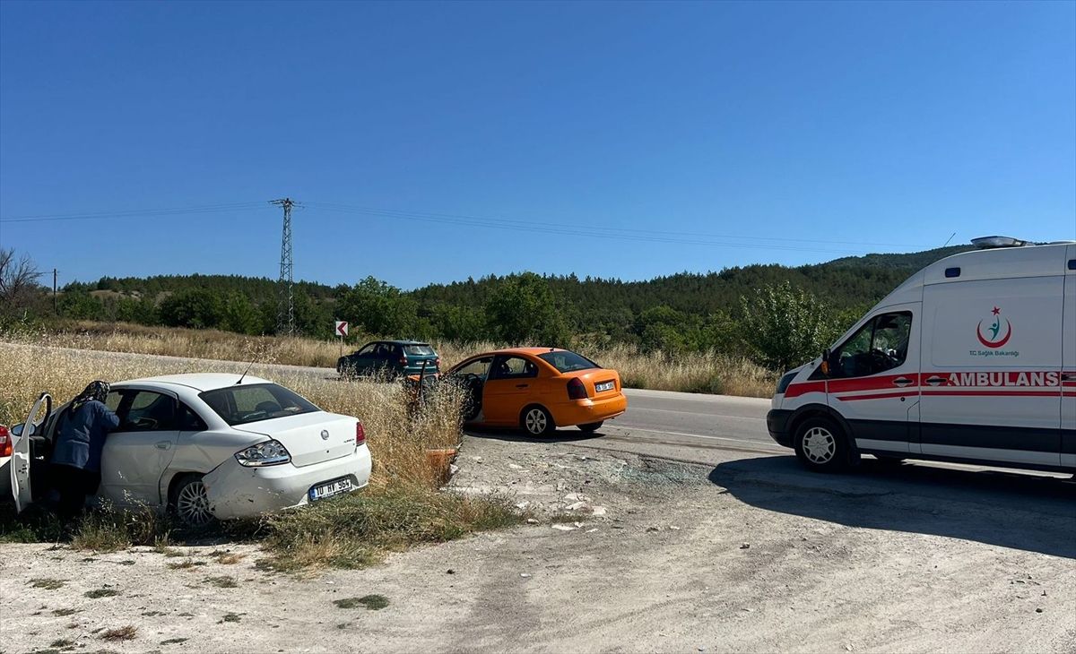 Boyabat'ta iki otomobilin çarpıştığı kazada 1 kişi yaralandı