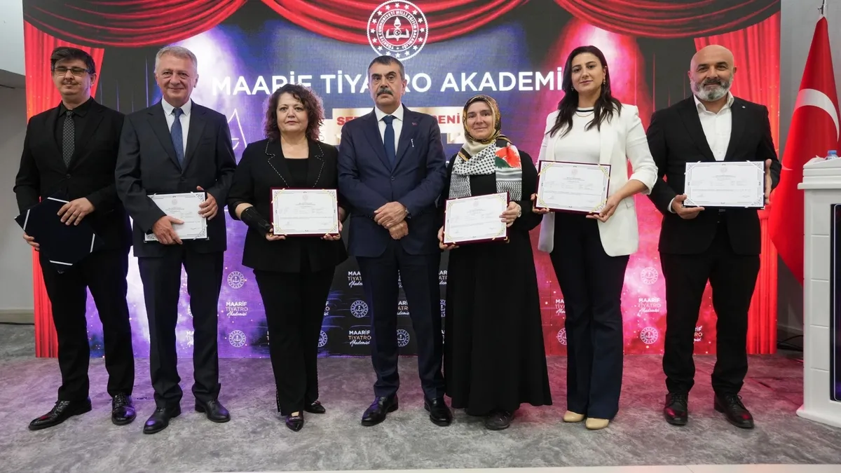Maarif Tiyatro Akademisi ilk mezunlarını verdi! Bakan Tekin: Sanatı eğitim süreçlerinin ayrılmaz bir parçası olarak görüyoruz!