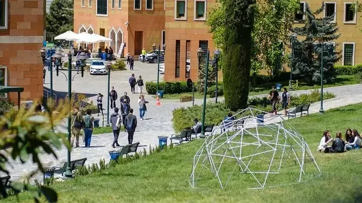 Yeditepe Üniversitesi'nden 'ayet yazılı pankart'ın kapatılmasına ilişkin açıklama
