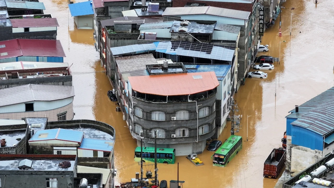 Maysak Tayfunu vurdu geçti: Şehir sular altında kaldı
