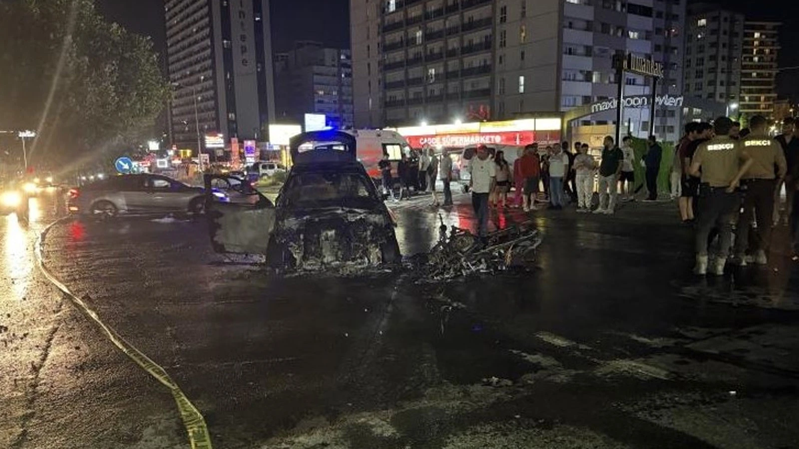 Esenyurt’ta otomobil ile motosiklet çarpıştı: 2 kişi yaralandı