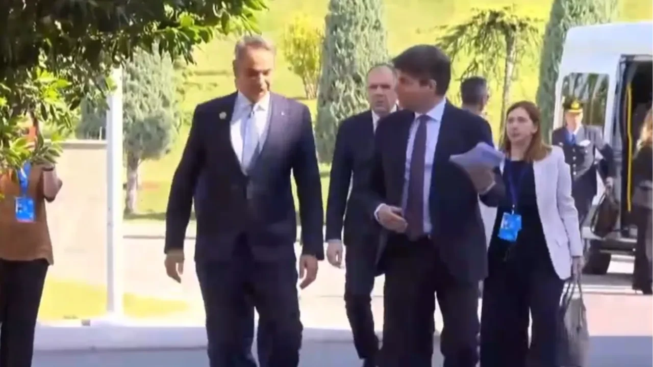 Miçotakis'in yürüyüşü alay konusu oldu! "Sahte Kabadayı"