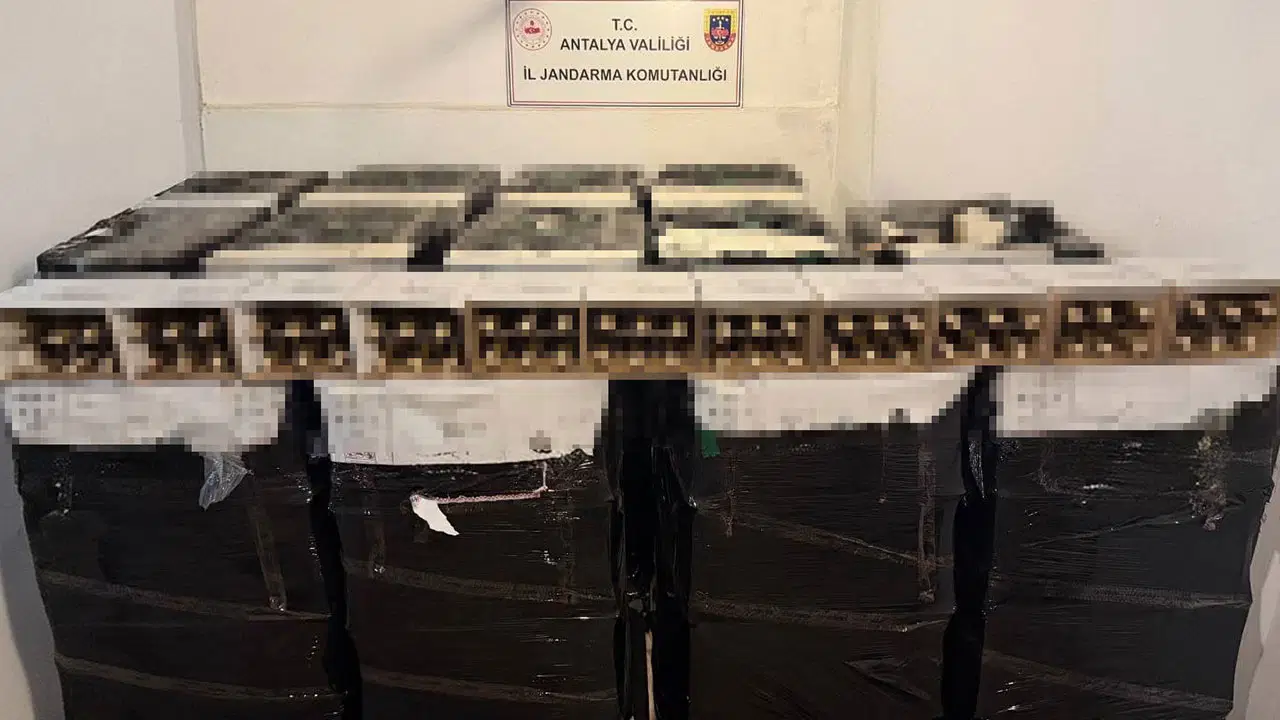 Kemer'de otel deposunda skandal: Binlerce litre kaçak alkol ve sahte içki ele geçirildi