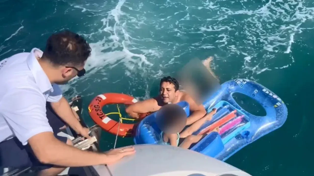 Deniz yatağıyla kilometrelerce sürüklendi! Küçük kızı sahil güvenlik kurtardı