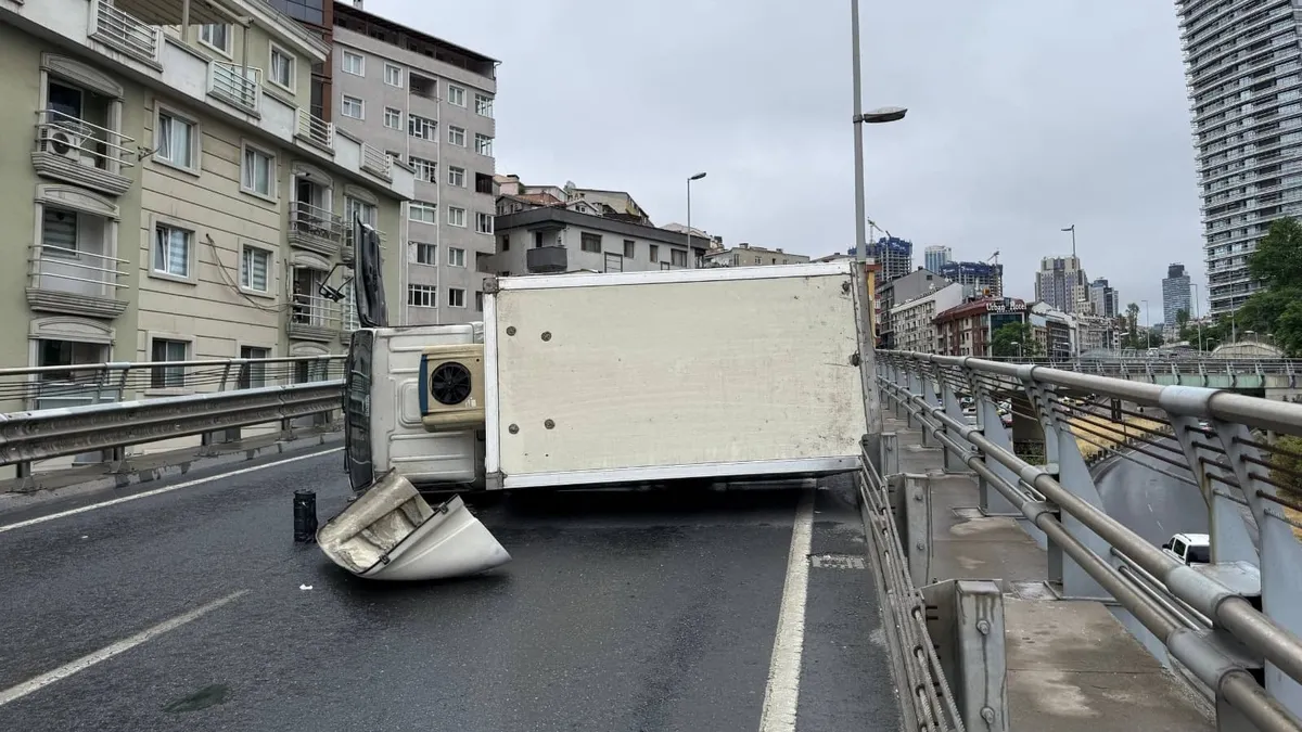 Bomonti Tüneli'nde kamyonet devrildi: Yol yeniden trafiğe açıldı