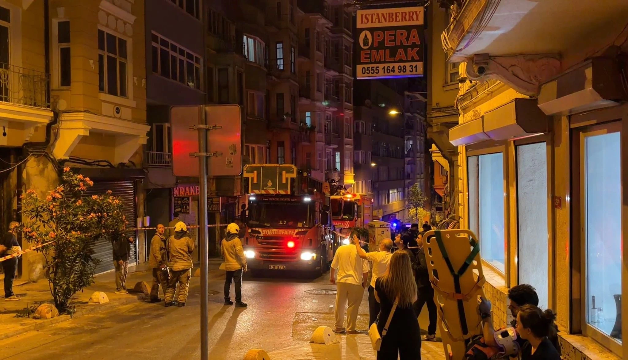 Beyoğlu’nda bodrum katında duvar çöktü; 5 katlı bina tahliye edildi