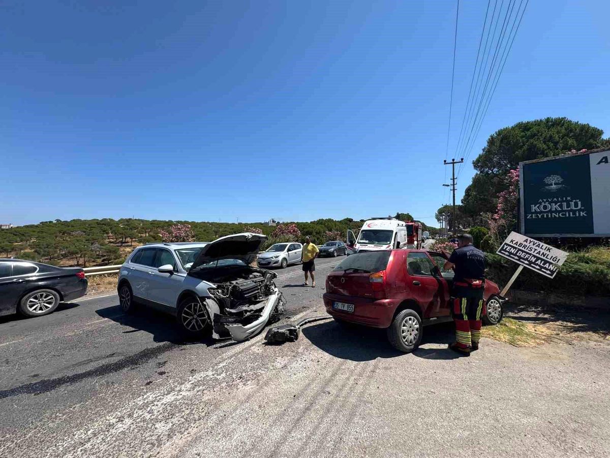 Ayvalık'ta trafik kazası: 2 yaralı