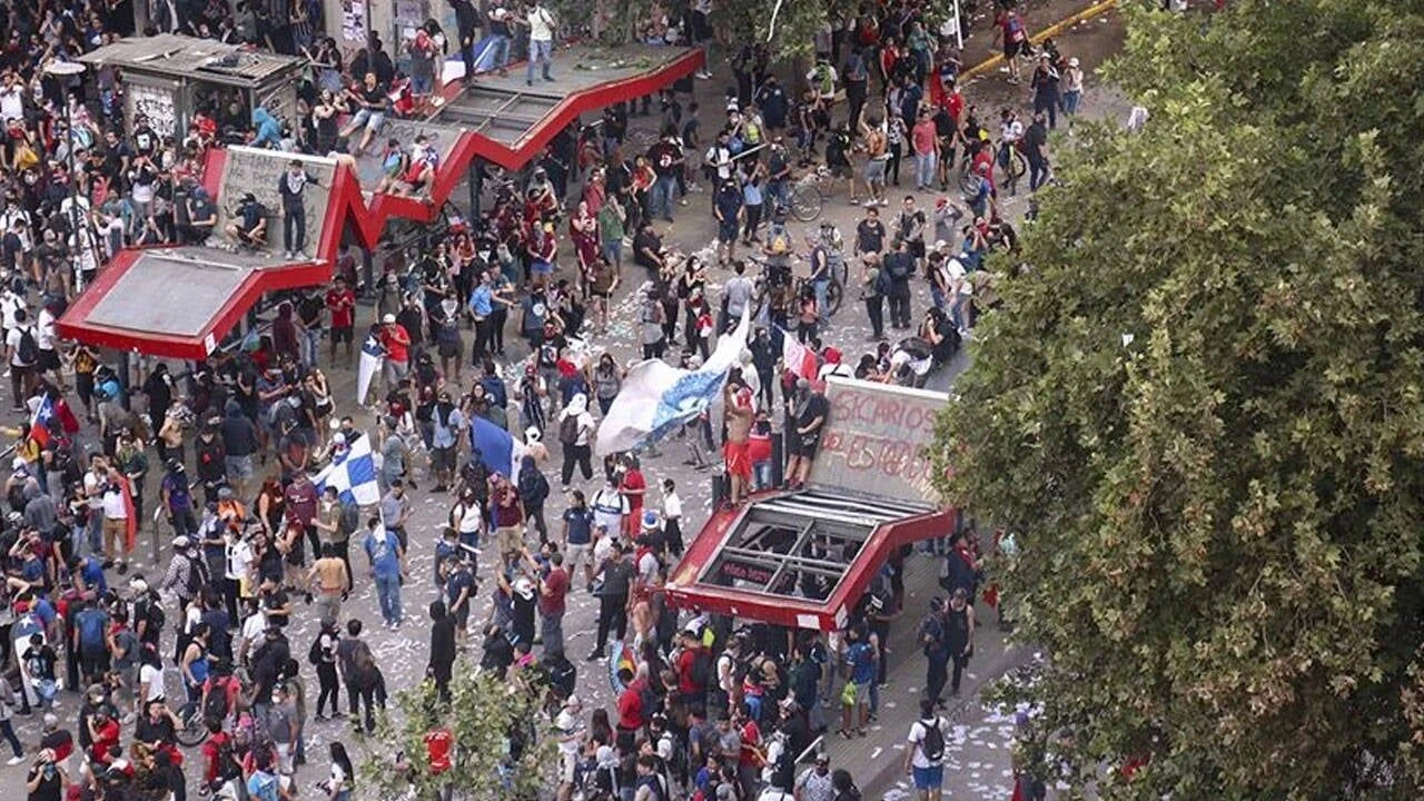 Şili’de öğrencilerden kemer sıkma protestosu: 35 gözaltı, 6 yaralı