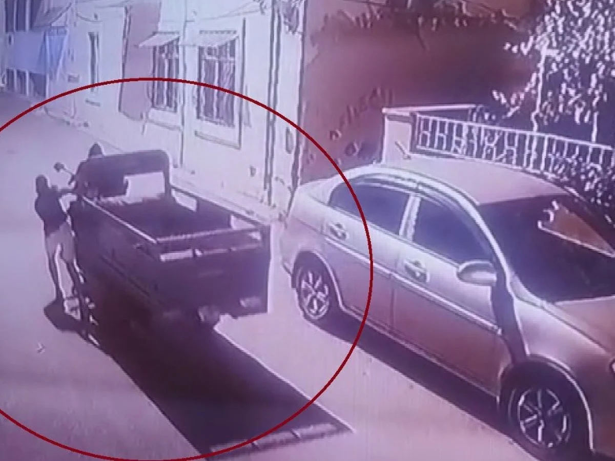 Hatay'da esnafın motosikletini çalan hırsızlar kamerada