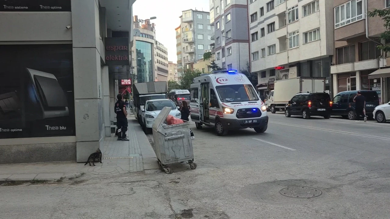 Sokak ortasında kolonya içti, zehirlenme şüphesiyle hastaneye kaldırıldı