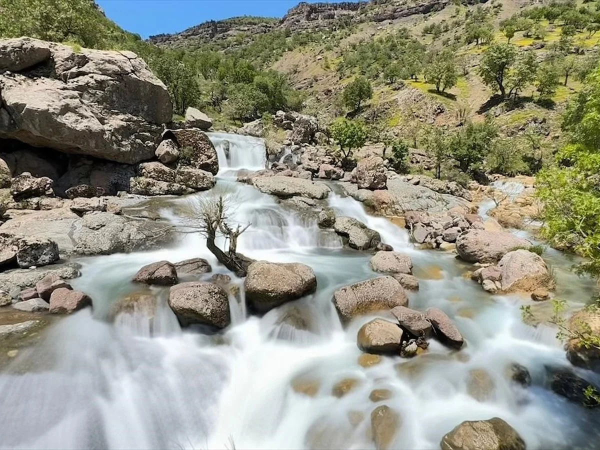 Hakkari’de doğa canlandı: Şelaleler artan debiyle görsel şölen sunuyor
