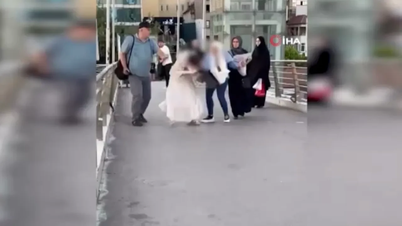 Köprü üzerinde birbirlerine girdiler: Kadınların kavgasını ayırmakta güçlük çektiler