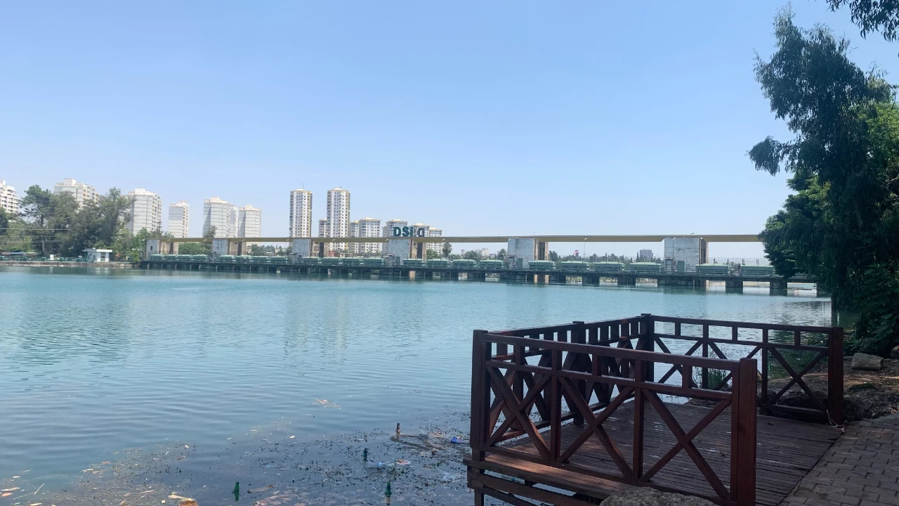 Adana'da kavurucu sıcaklar etkisini artırdı: Cadde ve sokaklar boş kaldı