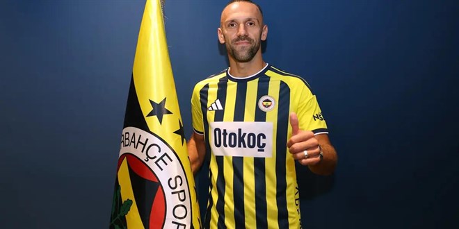 Vedat Muriqi resmen Fenerbahçe'de. İmzayı attı