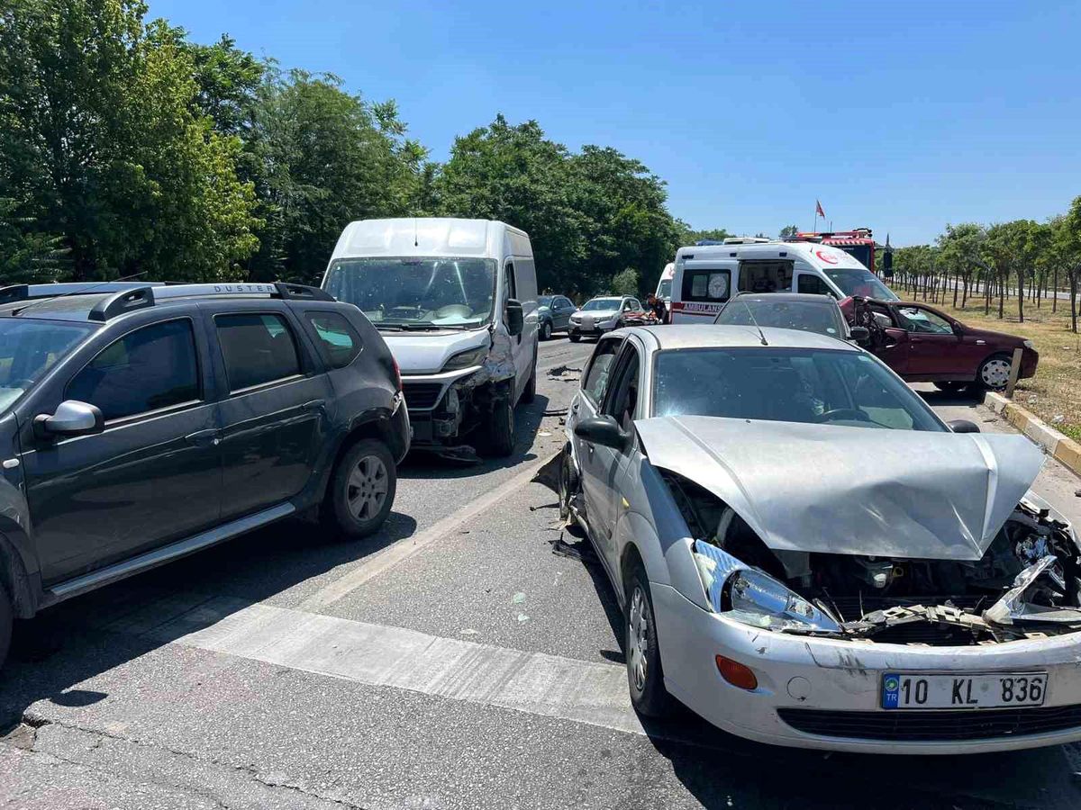Balıkesir'de 6 aracın karıştığı zincirleme kaza: 2 yaralı